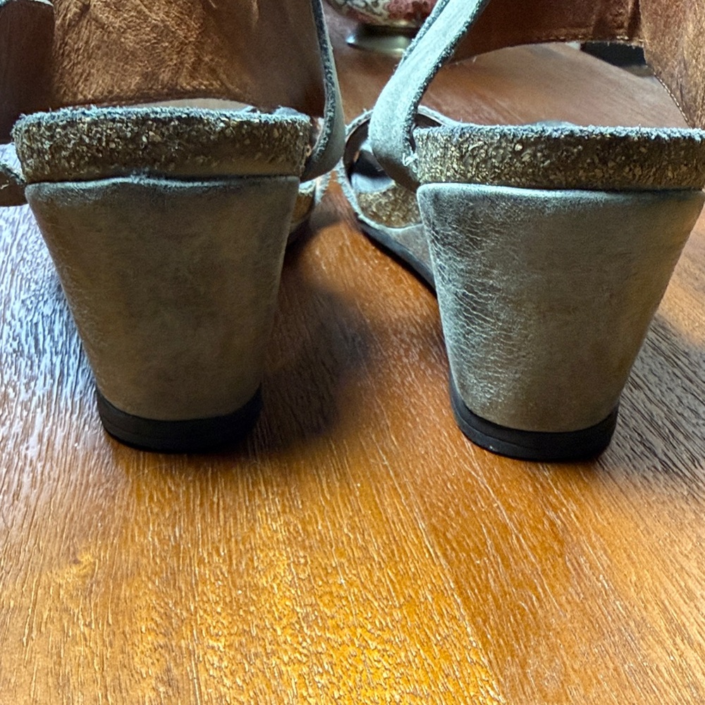 Taos Stylish Gray Sandals - Picture 6 of 11